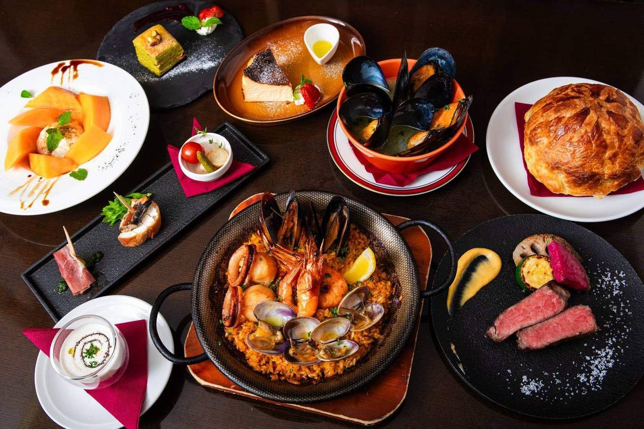 パエリアや肉料理が並ぶコース料理