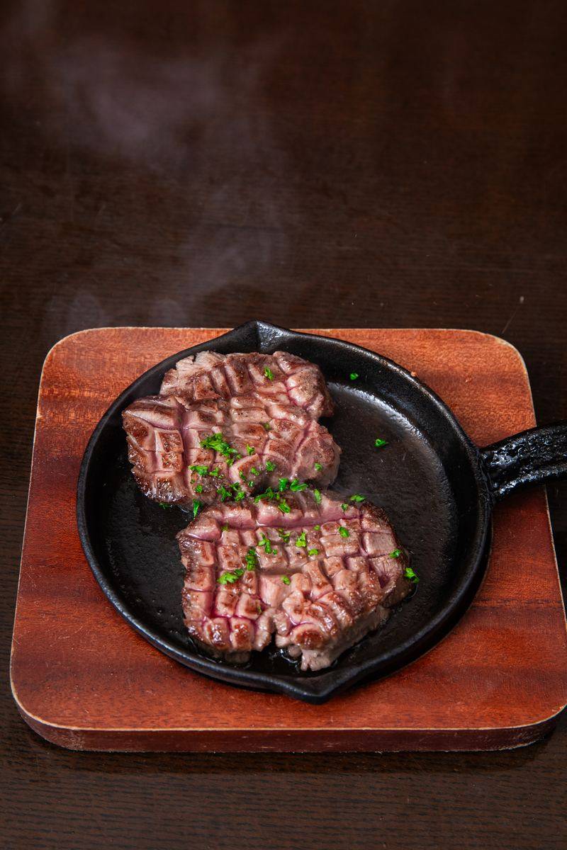 鉄板で焼き上げる肉料理